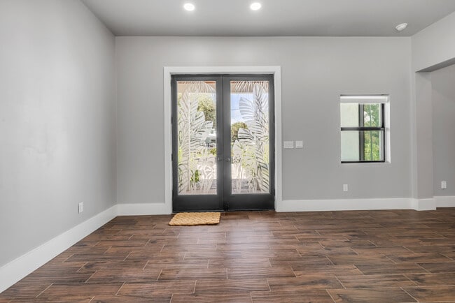 Building Photo - 1707 N Peninsula Ave