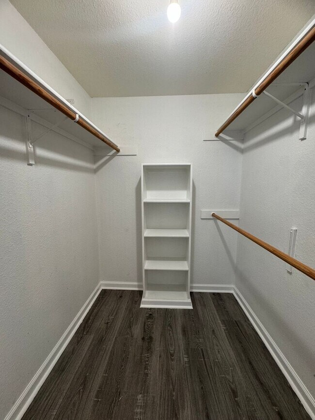 Building Photo - Remodeled 6 Bedroom in North Campus off Sp...