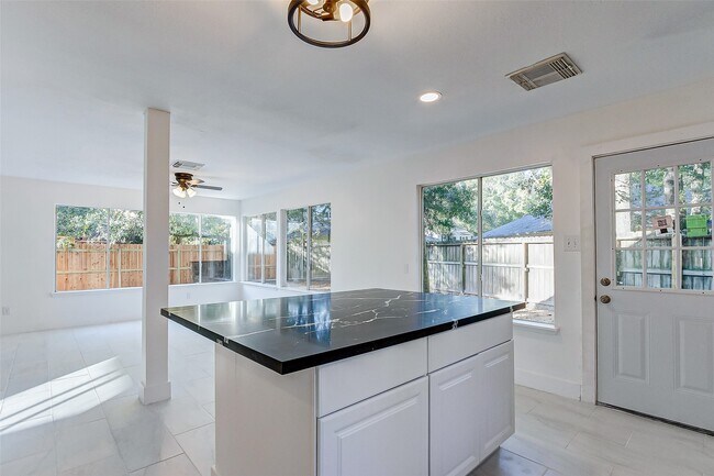 Building Photo - 21892 Silver Oak Ct