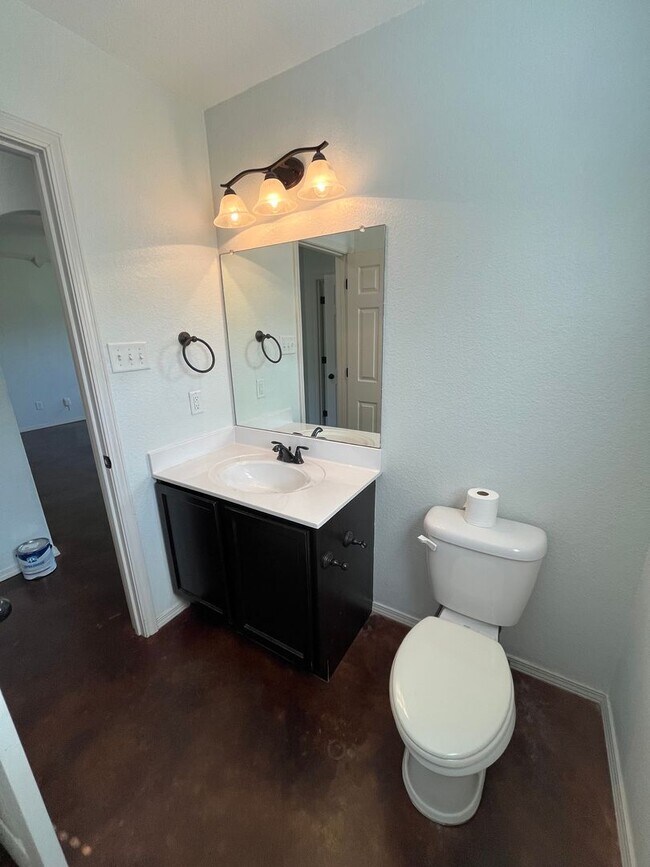 Building Photo - New Listing!