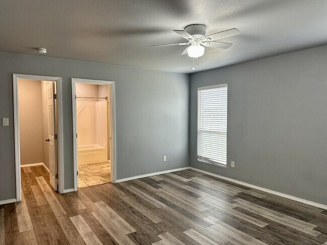 Building Photo - Move-In Special!