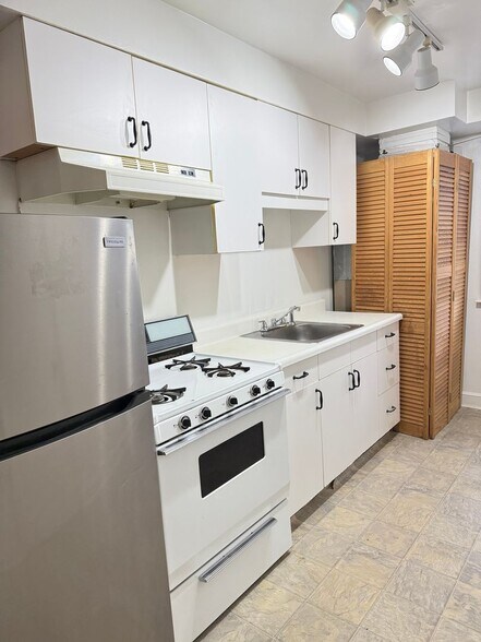 Building Photo - 8805 Plymouth St