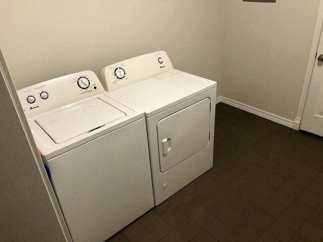 Building Photo - Beautifully renovated single-level home in...