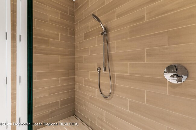 Building Photo - 601 Heck St