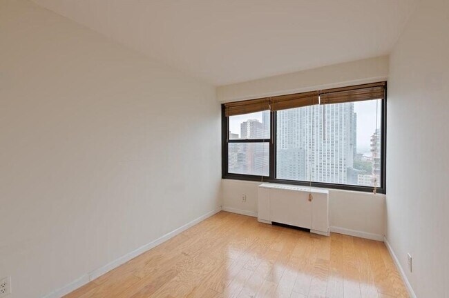 Building Photo - 135 Montgomery St