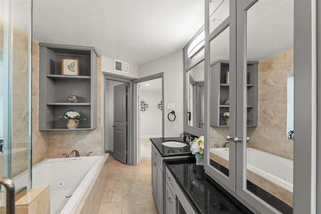 Building Photo - 14115 River Forest Dr