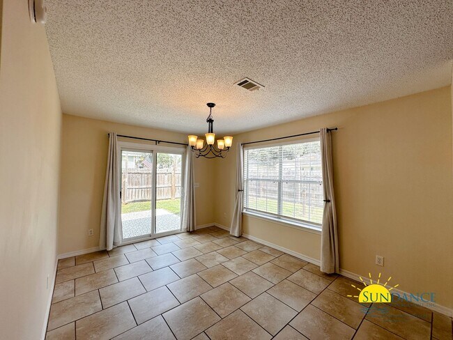 Building Photo - Adorable 3 Bedroom Home located  in Fort Walton Beach Home!