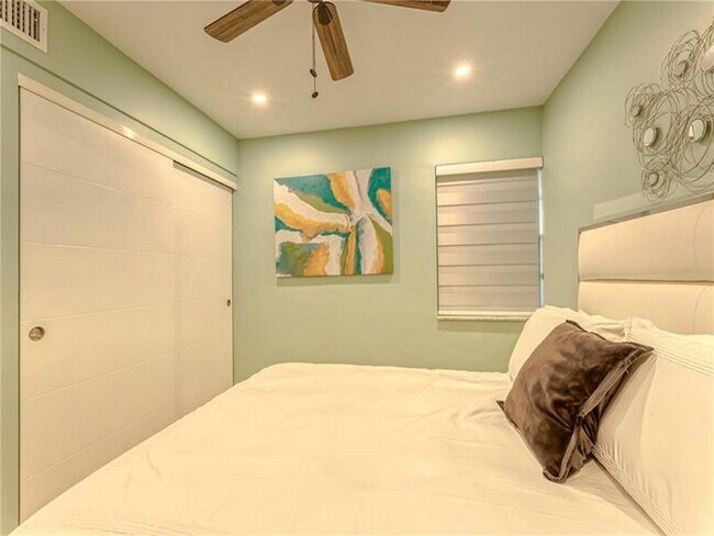 Building Photo - 2713 NE 15th St