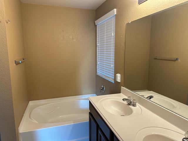 Building Photo - 590 Arthur Dr