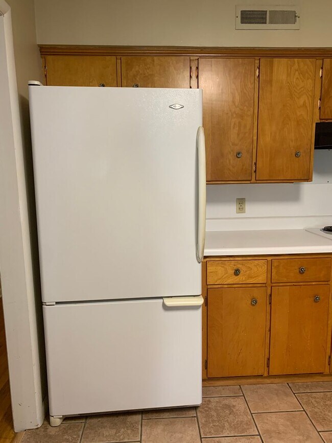 Building Photo - Your Next Home Awaits! 3 Bed/2 Bath Near J...