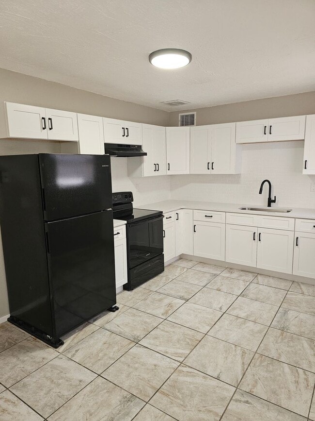 Building Photo - FOR RENT!!! BEAUTIFUL AND SPACIOUS 3 BEDRO...