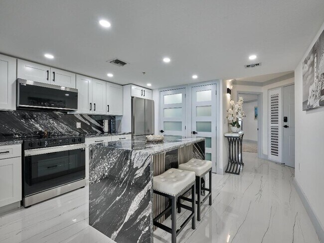 Building Photo - 5051 N Hwy A1A