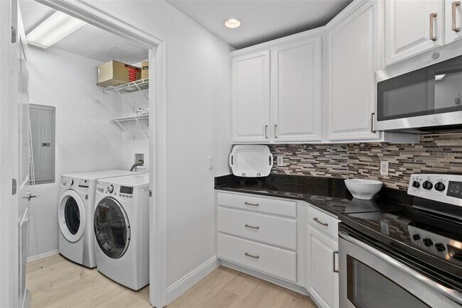 Building Photo - 449 S 12th St