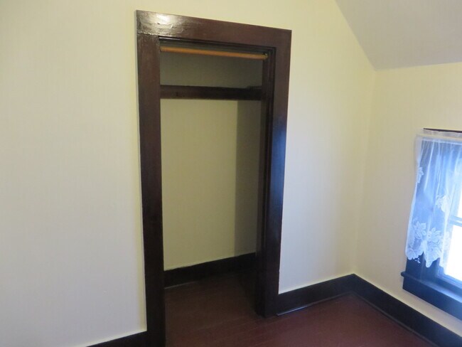 Building Photo - Large Three Bedroom, 1.5 Bathroom Home hal...