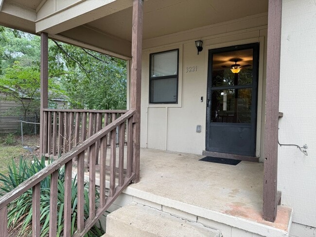 Building Photo - 3221 Longcoy St