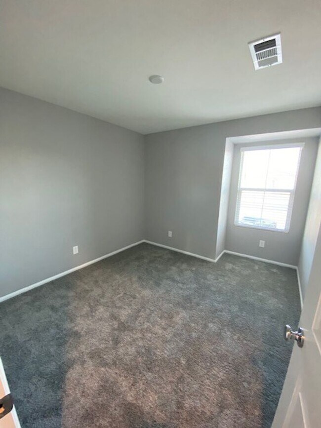 Building Photo - Modern North Las Vegas Townhome with Granite Countertops, Covered Patio & Open-Concept Living