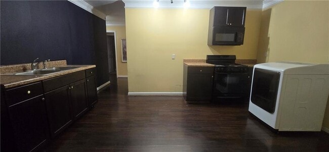 Building Photo - 3811 Roxfield Dr NE
