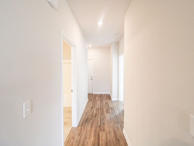 Building Photo - MOVE-IN Ready Home in New Market! $1,200 Rent Special!