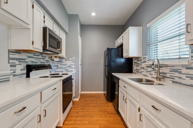 Building Photo - MOVE-IN TODAY: Updated 3 BR / 2.5 BA in S Austin - Walkable Location - W/D Included