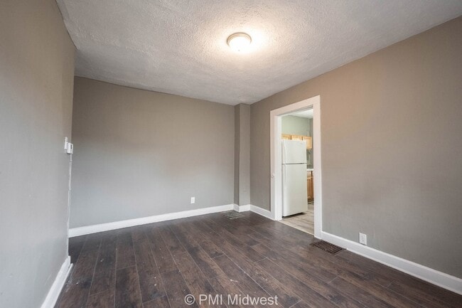 Building Photo - Charming 1 Bed Duplex with Full Bath in Indianapolis!