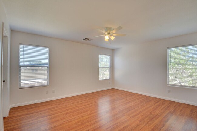 Building Photo - Fabulous 3 bed/2.5 bath two-story home in ...