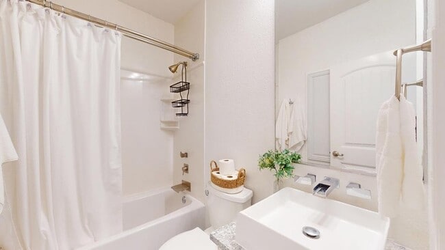 Building Photo - 100 Sweetbriar Lakes Dr