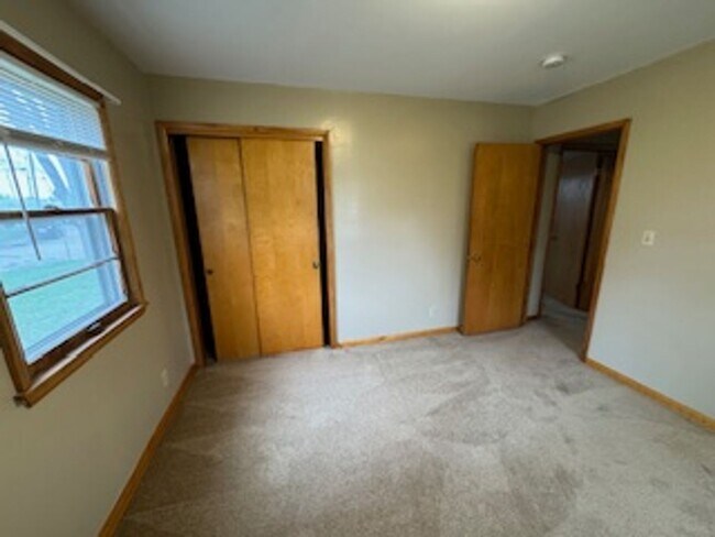 Building Photo - MOVE IN SPECIAL! 1ST MONTH RENT FREE! JUST...