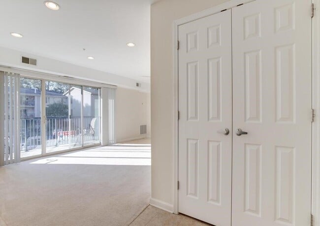 Bright entry - 1101 Primrose Ct