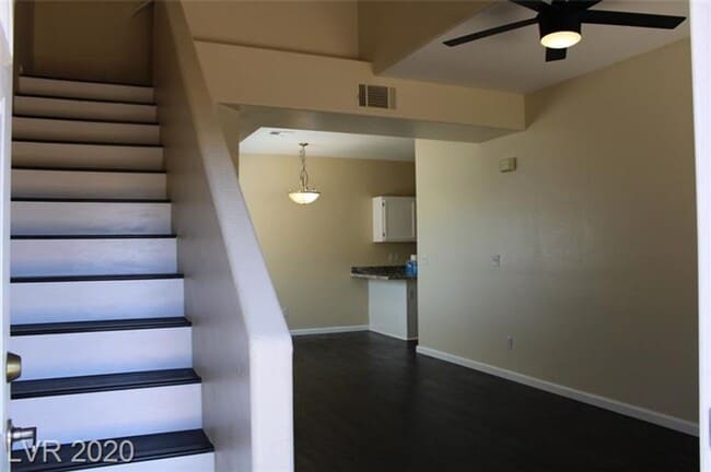 Building Photo - Bright & Beautiful 3-Bed Townhome with Bal...
