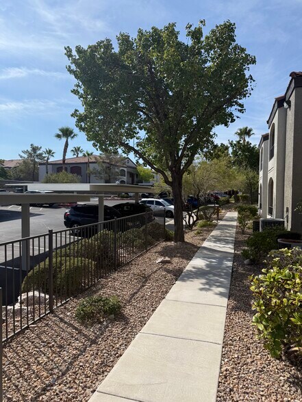 Building Photo - 950 Seven Hills Dr