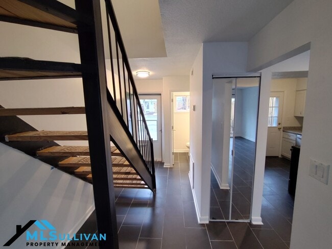 Building Photo - 220 Elizabeth St