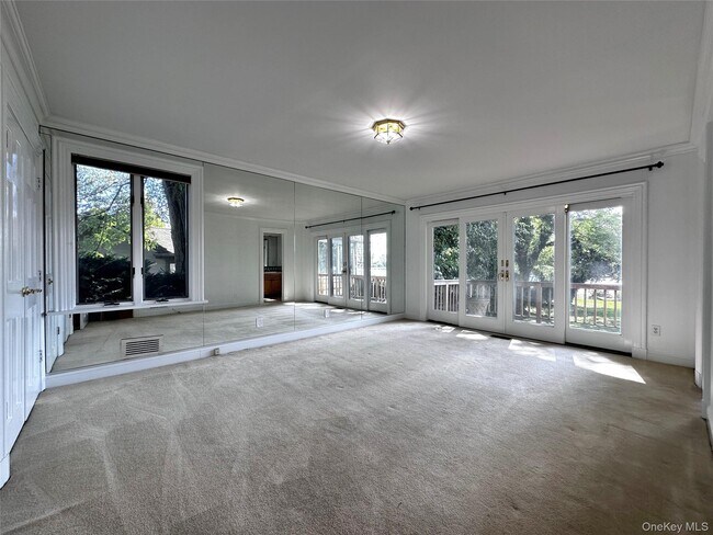 Building Photo - 1090 Bayhead Dr