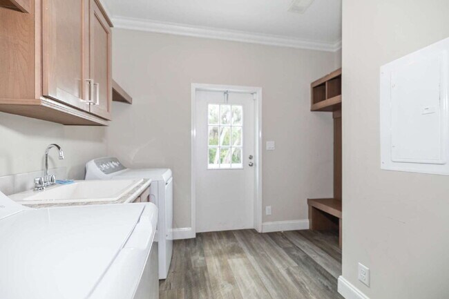 Building Photo - "Spacious 4-Bedroom Retreat with 3400 Sq Ft of Comfort in Gibsonton, FL!"