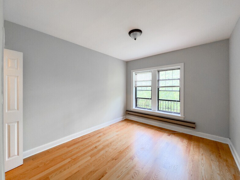 Building Photo - 842 W Wolfram St