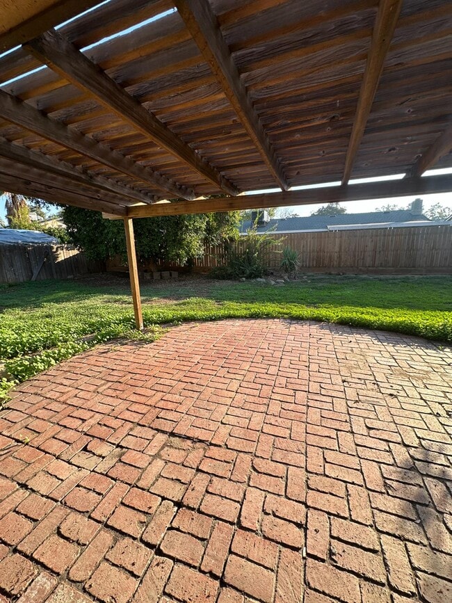 Building Photo - 440 N Homsy Ave