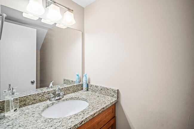 Building Photo - Beautifully updated 2-bedroom, 1.5-bathroo...