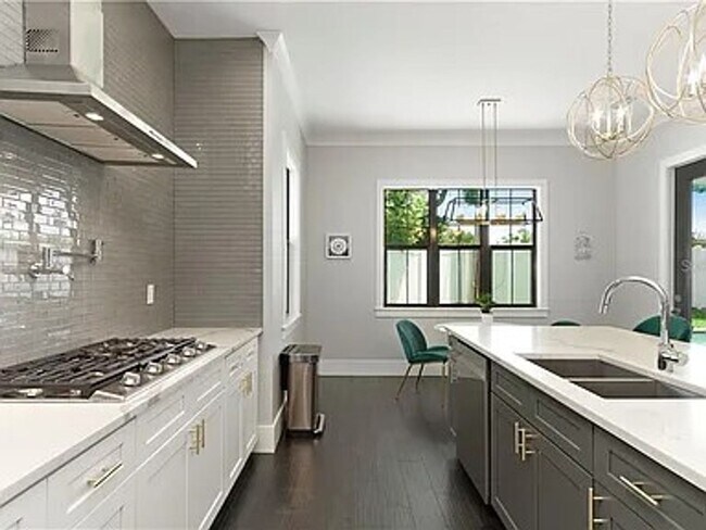 Building Photo - Exquisite 4-Bed, 5.5-Bath Executive Retrea...
