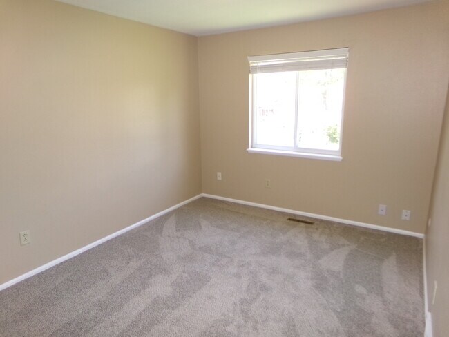 Building Photo - 4 Woodbine Ct