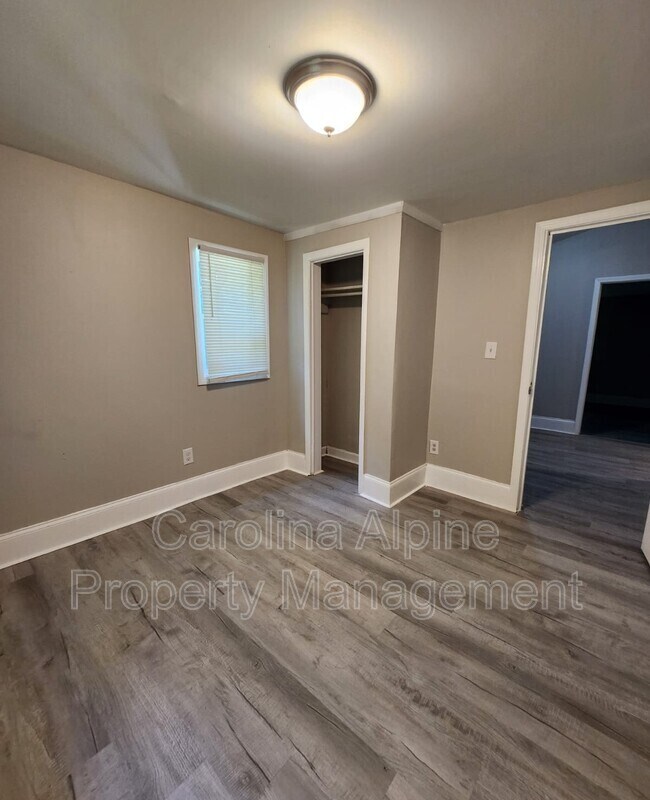 Building Photo - 509 E Holly St