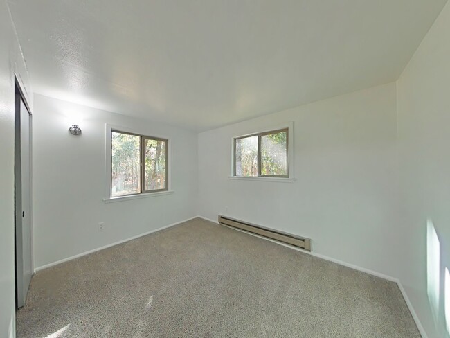 Building Photo - Peaceful and Private 3 Bedroom Home on 5 A...