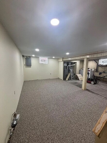 Building Photo - 124 Minooka St