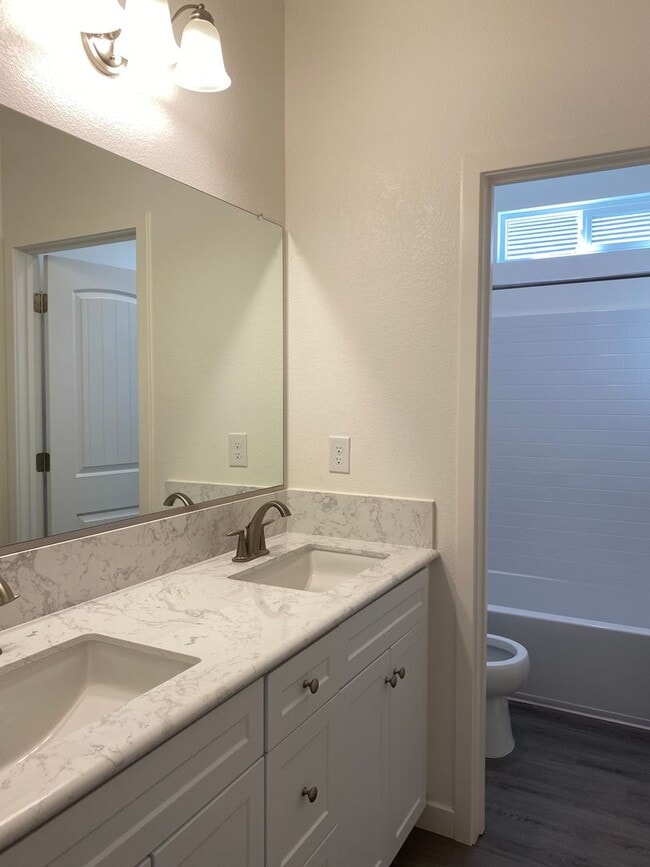 Building Photo - LIKE NEW!  3 BEDROOM, 2 BATH HOME FOR RENT
