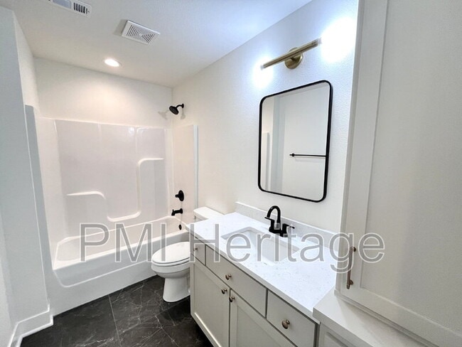 Building Photo - 604 N 6th St