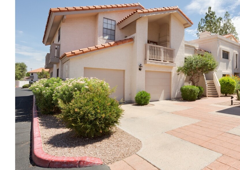 2nd floor unit - 7800 E Lincoln Dr