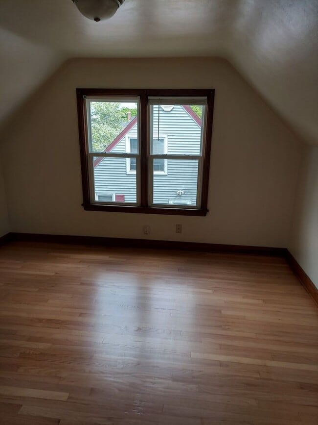 Building Photo - Beautiful Spacious Upgraded 2 Bedroom + De...