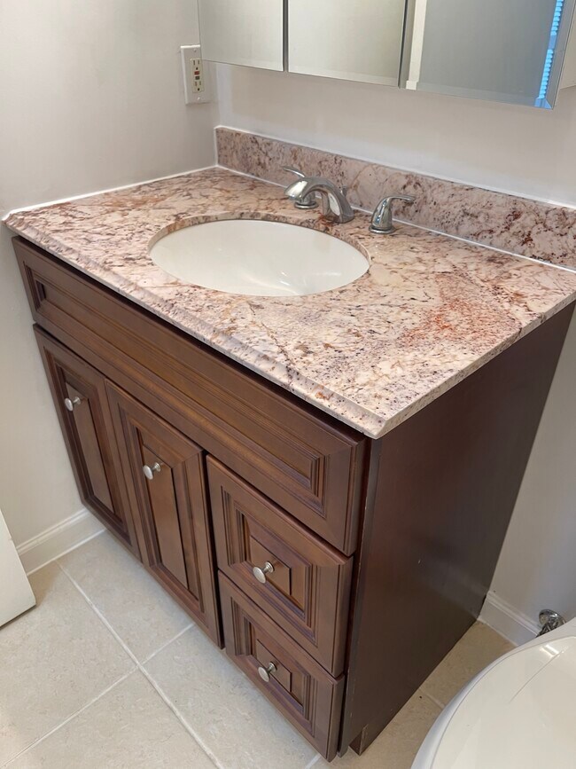 Building Photo - 8043 SE Highpoint Way