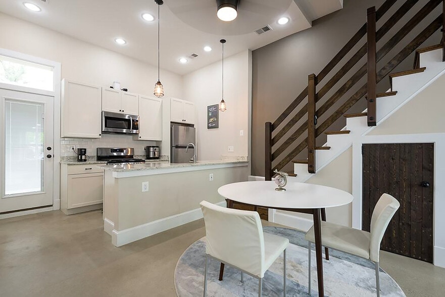 Building Photo - 717 F St NE