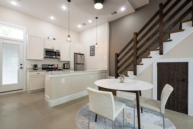 Building Photo - 717 F St NE