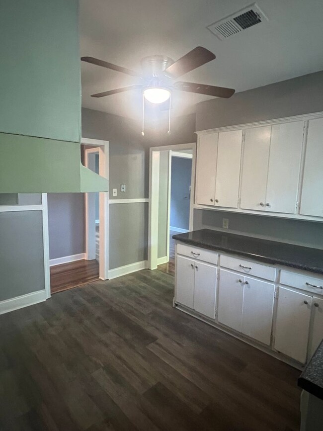 Building Photo - 3 bed, 1 bath near the University of Memphis