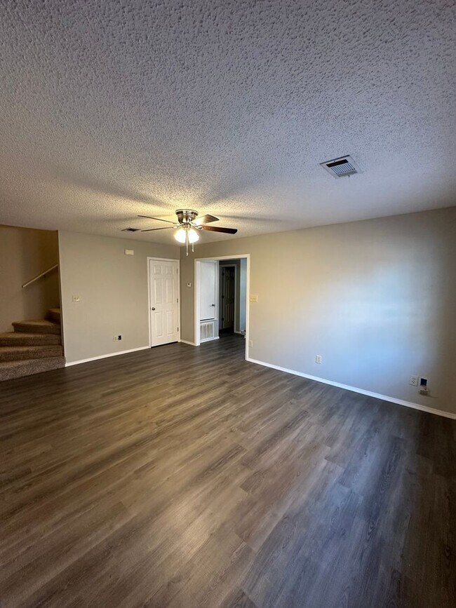 Building Photo - 411 Valley Dr
